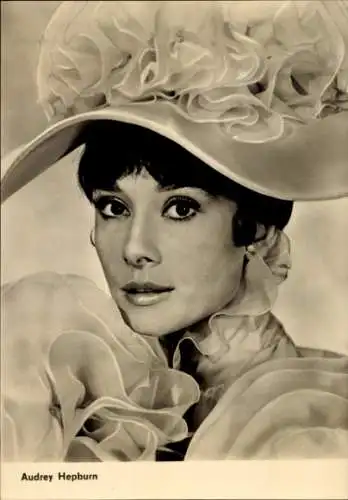 Ak Schauspielerin Audrey Hepburn, My Fair Lady, Hut, Perlenohrringe, Portrait