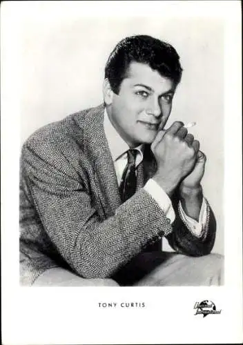 Ak Schauspieler Tony Curtis, Portrait mit Zigarette