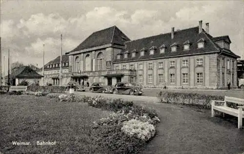 Ak Weimar in Thüringen, Bahnhof, Autos