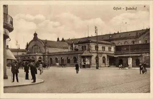 Ak Erfurt in Thüringen, Bahnhof, Passanten