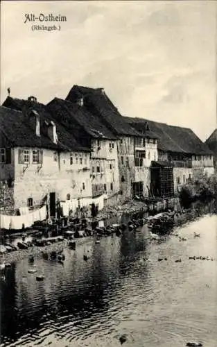 Ak Ostheim vor der Rhön Unterfranken, Häuserreihe am Fluss