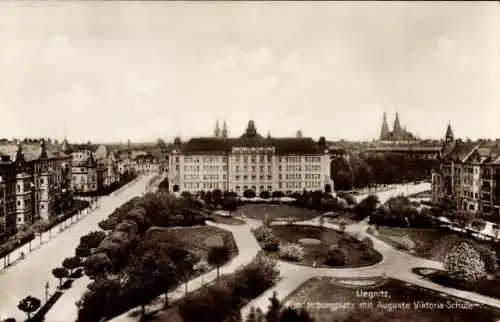 Ak Liegnitz Schlesien, Hindenburgplatz mit Schule