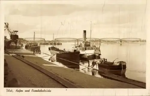 Ak Sowjetsk Tilsit Ostpreußen, Hafen und Eisenbahnbrücke