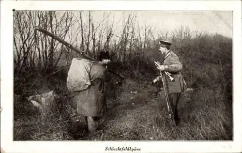 Ak Schlachtfeldhyäne, Deutscher Soldat in Uniform, Mann mit Sack, I. WK