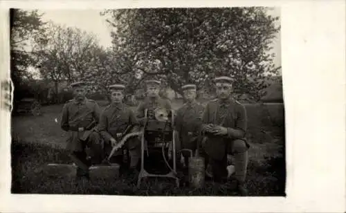 Foto Ak Deutsche Soldaten in Uniformen, Maschinengewehr, I. WK