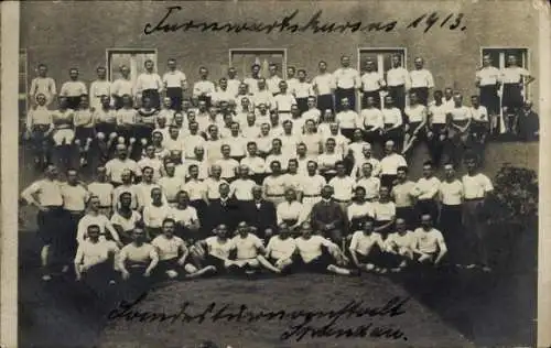 Foto Ak Berlin Spandau, Landesturnanstalt, Turnwartskursus 1913, Gruppenbild