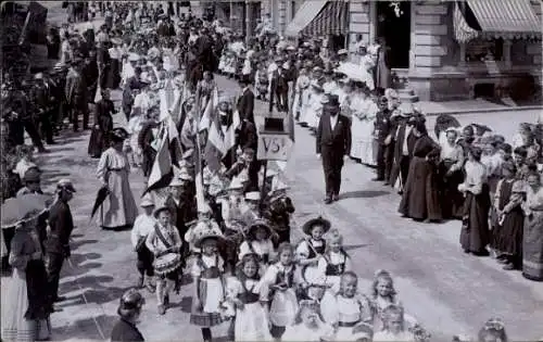 Foto Ak Lauter Bernsbach im Erzgebirge Sachsen, Festzug, Kinder in Tracht, Zuschauer, Geschäft