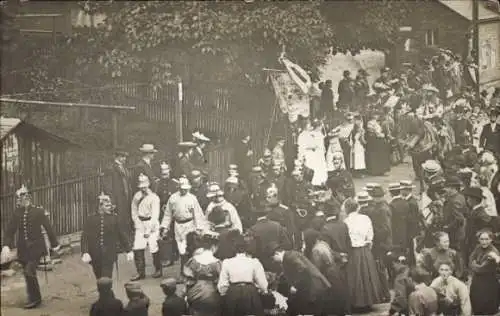 Foto Ak Lauter Bernsbach im Erzgebirge Sachsen, Festzug, Männer in Uniform, Feuerwehr