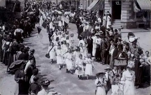 Foto Ak Lauter Bernsbach Erzgebirge Sachsen, Festzug, Kinder in Tracht, Mädchen in weißen Kleidern