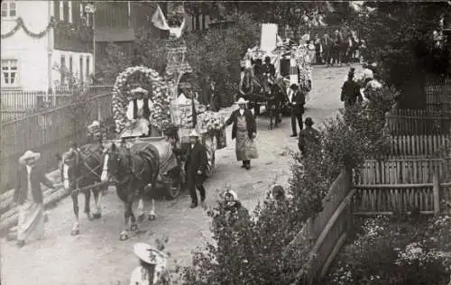 Foto Ak Lauter Bernsbach Erzgebirge Sachsen, Festzug, geschmückte Kutschen