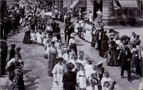 Foto Ak Lauter Bernsbach im Erzgebirge Sachsen, Festzug, Mädchen in weißen Kleidern, Zuschauer