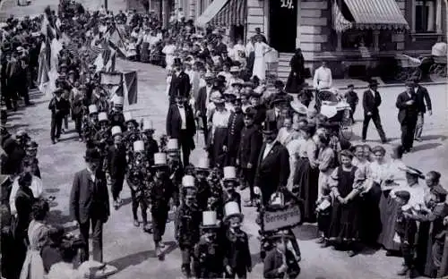 Foto Ak Lauter Bernsbach im Erzgebirge Sachsen, Festzug, Gruppe Gernegroß, verkleidete Kinder