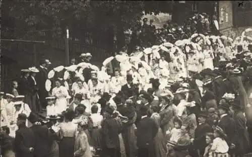 Foto Ak Lauter Bernsbach im Erzgebirge Sachsen, Festzug, Frauen mit weißen Reifen