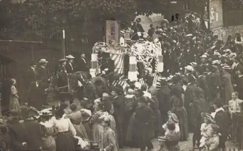 Foto Ak Lauter Bernsbach im Erzgebirge Sachsen, Festzug, Festwagen, geschmückte Kutsche