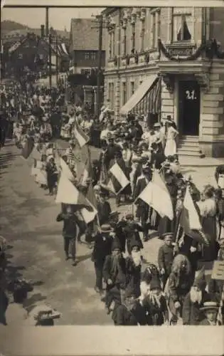 Foto Ak Lauter Bernsbach im Erzgebirge Sachsen, Festzug, Kinder als Zwerge verkleidet