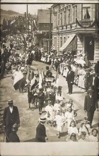 Foto Ak Lauter Bernsbach im Erzgebirge Sachsen, Festzug, Kinder, Mädchen in weißen Kleidern