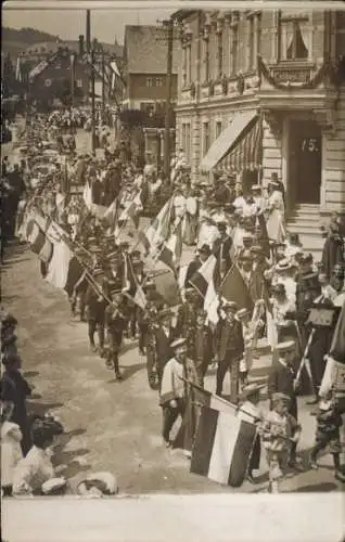 Foto Ak Lauter Bernsbach im Erzgebirge Sachsen, Festzug, Jungen mit Fahnen, Konditorei, Café