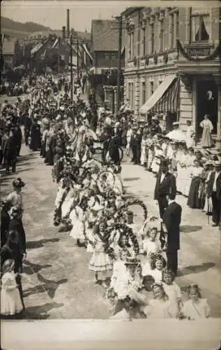 Foto Ak Lauter Bernsbach im Erzgebirge Sachsen, Festzug, Mädchen mit Blumenkränzen