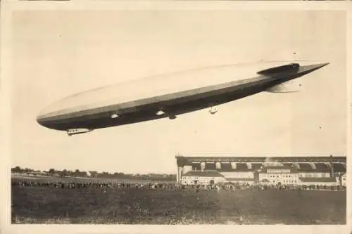 Ak Friedrichshafen am Bodensee, Zeppelin über der Luftschiffhalle