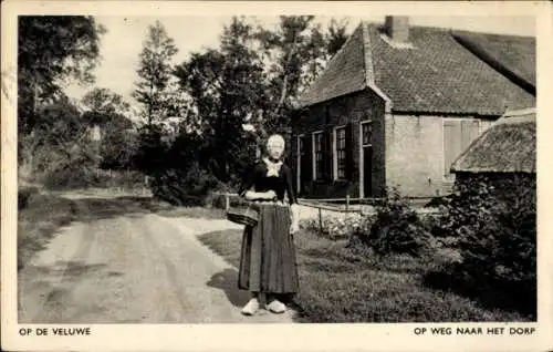 Ak Op de Veluwe, Auf dem Weg ins Dorf, Frau in Tracht