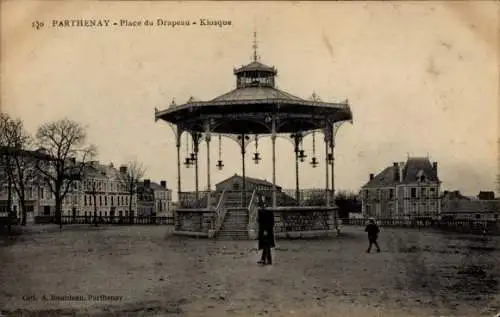 Ak Parthenay Deux Sèvres, Place du Drapeau, Kiosque