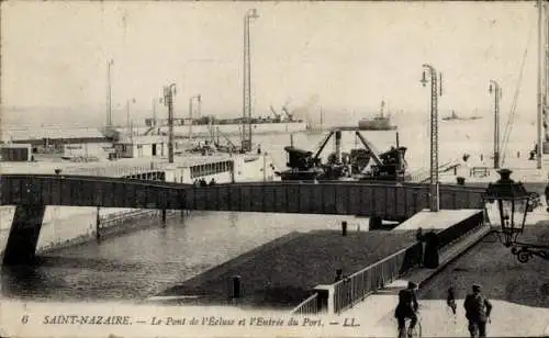 Ak Saint-Nazaire Loire Atlantique, Die Schleusenbrücke und Hafeneinfahrt