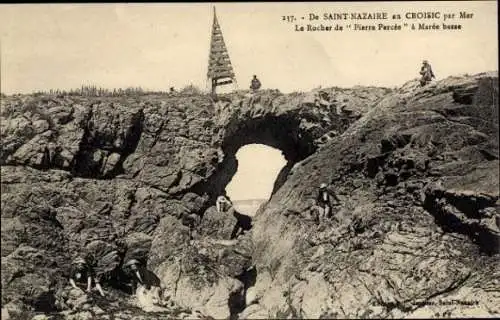 Ak Saint Nazaire Loire Atlantique, Croissic, Le Rocher de Pierre Percee a Maree basse