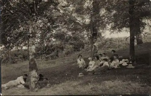 Foto Ak Frankreich, Menschen machen Picknick, Wiese