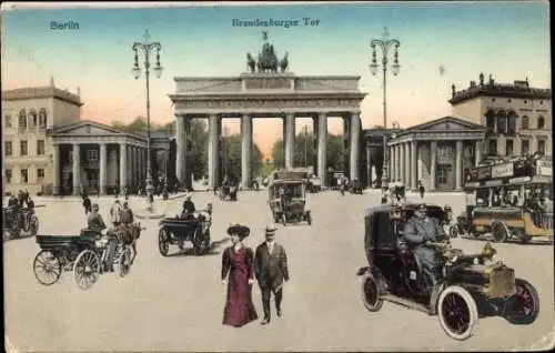 Ak Berlin Mitte, Brandenburger Tor, Autos, Pferdekutschen, Passanten