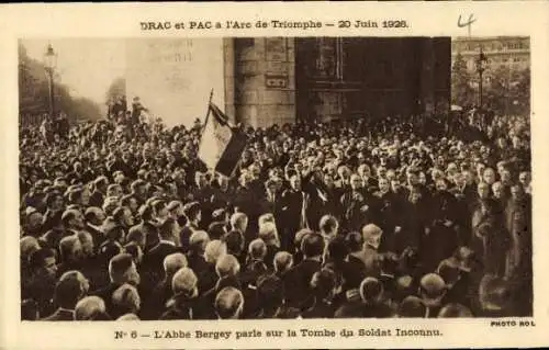 Ak Paris VIII., Drac und Pac am Arc de Triomphe 1926, Abbe Bergey spricht über das Soldatengrab