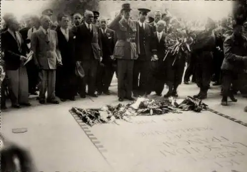 Ak Befreiung von Paris, General de Gaulle vor dem Grab des unbekannten Soldaten