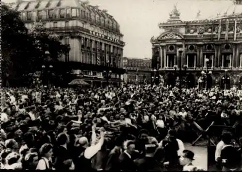 Ak Paris, Die Menschenmenge am Place de l'Opera nach der Einnahme der Kommandantur