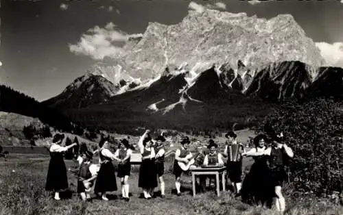 Ak Ehrwald in Tirol, Trachtengruppe beim Tanz, Musiker, Zither