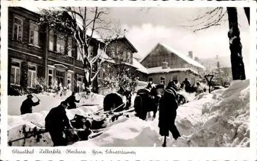 Ak Clausthal Zellerfeld im Oberharz, beim Schneeräumen, Winter