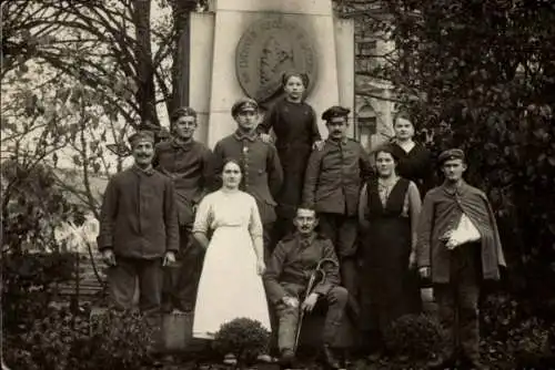 Foto Ak Königshofen in Baden Lauda-Königshofen Tauberfranken, Gruppenfoto, Denkmal