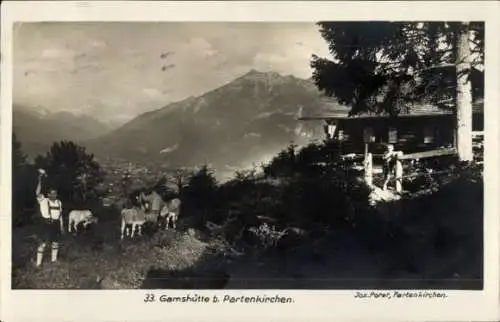 Ak Garmisch Partenkirchen in Oberbayern, Gamshütte, Tracht