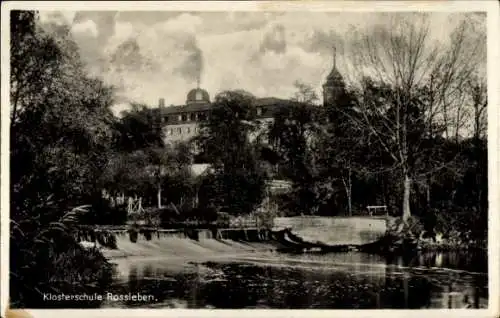 Ak Roßleben im Kyffhäuserkreis, Blick zur Klosterschule, Wehr, Fluss