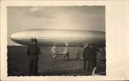 Foto Ak Luftschiff Graf Zeppelin D-LZ127, Sanitäter