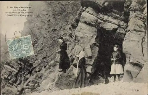 Ak Longues sur Mer Calvados, Une grotte, Frauen in Trachten