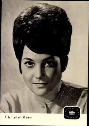 Ak Schauspielerin, Ansagerin Christel Kern, Portrait, DDR Deutscher Fernsehfunk, Steckfrisur