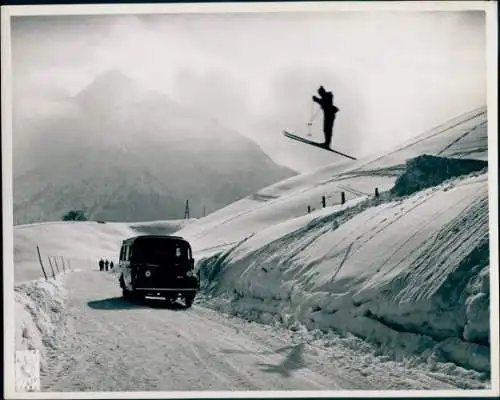 Foto Filmszene, Skispringer, Auto, Schnee, Gebirge