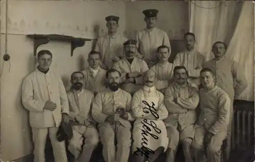 Foto Ak Deutsche Soldaten im Lazarett, Patienten, Jahr 1915