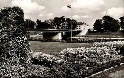 Ak Ingolstadt an der Donau Oberbayern, Donaubrücke, Blumenanlagen