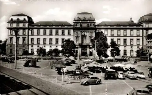 Ak Darmstadt in Hessen, Schloss, Brunnen, Marktstände, Autos