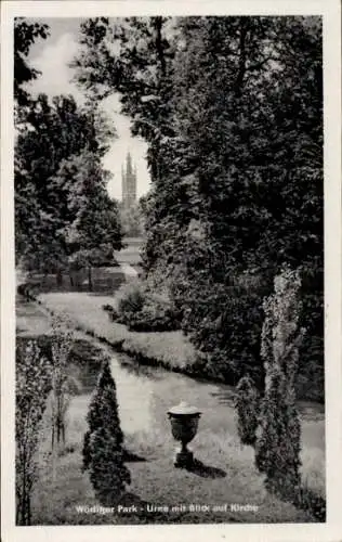 Ak Wörlitz in Anhalt, Wörlitzer Park, Urne, Blick zur Kirche