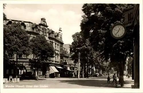 Ak Werder an der Havel, Straßenpartie Unter den Linden, Uhr