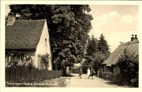 Ak Ferch am Schwielowsee, Dorfstraße, Spaziergänger