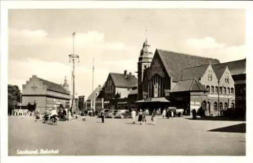 Ak Stralsund, Bahnhof, Passanten, Maibaum