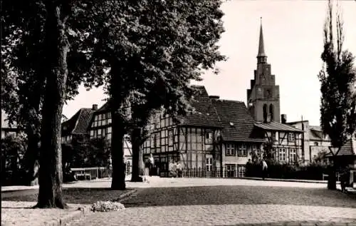 Ak Grabow an der Elde in Mecklenburg, Blick auf den Steindamm, Kirchturm