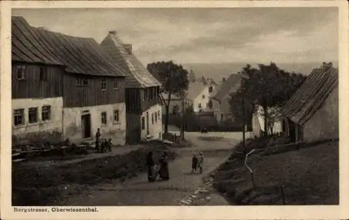 Ak Oberwiesenthal im Erzgebirge Sachsen, Bergstraße, Häuser, Anwohner